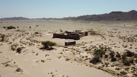 قلعة الملك عبد العزيزالتاريخية ، معالم سياحيه تراثيه مشهورة, التصميم والفن المعماري بالطراز الهندسي القديم، معلم تاريخي اثري ،  موقع استراتيجي هام في مدينة تبوك في المملكه العربيه السعوديه ، تصوير درون لقلعة ضباء في مدينة تبوك