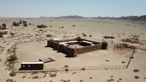 قلعة الملك عبد العزيزالتاريخية ، معالم سياحيه تراثيه مشهورة, التصميم والفن المعماري بالطراز الهندسي القديم، معلم تاريخي اثري ،  موقع استراتيجي هام في مدينة تبوك في المملكه العربيه السعوديه ، تصوير درون لقلعة ضباء في مدينة تبوك