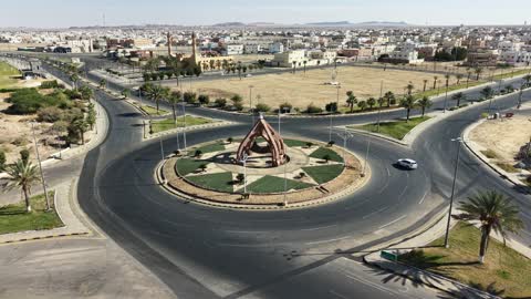 الاهتمام بالتشجير وزراعة النباتات الخضراء في الحدائق والمنتزهات الترفيهية، التجول و التنزه في الحدائق العامة، تصوير درون لمنتزه الامير فهد بن سلطان في محافظة تبوك، مكان ومعلم سياحي مشهور، منظر طبيعي متميز في المملكة العربية السعودية