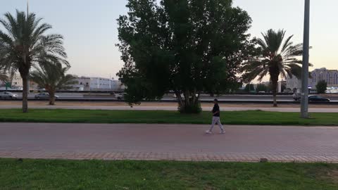 الموقع على ساحل البحر الأحمر بين مدينتي الوجه وينبع، أملج الساحلية في السعودية، مناظر وظواهر طبيعية، تصوير درون لحركة المرور في طريق في المملكة العربية السعودية ، من أكبر محافظات تبوك من حيث المساحة، مركزاً تجارياً هاماً بعد مكة المكرمة.