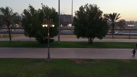 الموقع على ساحل البحر الأحمر بين مدينتي الوجه وينبع، أملج الساحلية في السعودية، مناظر وظواهر طبيعية، تصوير درون لحركة المرور في طريق في المملكة العربية السعودية ، من أكبر محافظات تبوك من حيث المساحة، مركزاً تجارياً هاماً بعد مكة المكرمة.