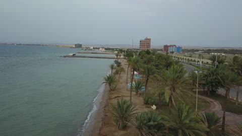 مركزاً تجارياً هاماً بعد مكة المكرمة، الموقع على ساحل البحر الأحمر بين مدينتي الوجه وينبع، أملج الساحلية في السعودية، مناظر وظواهر طبيعية، تصوير درون لمياه البحر في أملج في المملكة العربية السعودية ، من أكبر محافظات تبوك من حيث المساحة