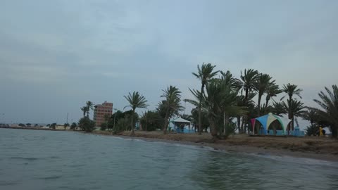 مناظر وظواهر طبيعية، مركزاً تجارياً هاماً بعد مكة المكرمة، الموقع على ساحل البحر الأحمر بين مدينتي الوجه وينبع، أملج الساحلية في السعودية،  تصوير درون لمياه البحر في أملج في المملكة العربية السعودية ، من أكبر محافظات تبوك من حيث المساحة