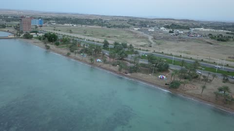 مناظر وظواهر طبيعية، مركزاً تجارياً هاماً بعد مكة المكرمة، الموقع على ساحل البحر الأحمر بين مدينتي الوجه وينبع، أملج الساحلية في السعودية،  تصوير درون لمياه البحر في أملج في المملكة العربية السعودية ، من أكبر محافظات تبوك من حيث المساحة