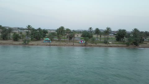 من أكبر محافظات تبوك من حيث المساحة، مناظر وظواهر طبيعية، مركزاً تجارياً هاماً بعد مكة المكرمة، الموقع على ساحل البحر الأحمر بين مدينتي الوجه وينبع، أملج الساحلية في السعودية،  تصوير درون لمياه البحر في أملج في المملكة العربية السعودية