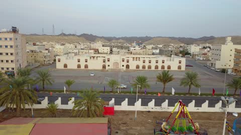 مدينة العاب وملاهي للأطفال، من أكبر محافظات تبوك من حيث المساحة، مركزاً تجارياً هاماً بعد مكة المكرمة، الموقع على ساحل البحر الأحمر بين مدينتي الوجه وينبع، أملج الساحلية في السعودية،  تصوير درون لمياه البحر في أملج في المملكة العربية السعودية