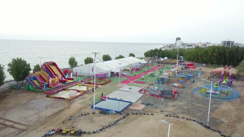 ملاهي ومدينة العاب  للأطفال، من أكبر محافظات تبوك من حيث المساحة، مركزاً تجارياً هاماً بعد مكة المكرمة، الموقع على ساحل البحر الأحمر بين مدينتي الوجه وينبع، أملج الساحلية في السعودية،  تصوير درون لمياه البحر في أملج في المملكة العربية السعودية