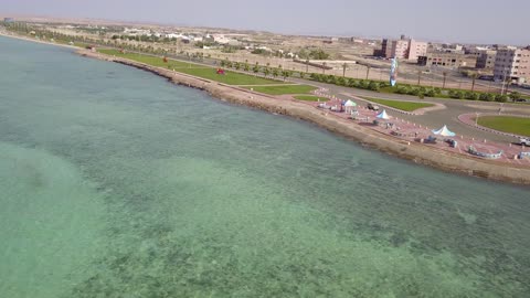 حركة الأمواج في البحر، من أكبر محافظات تبوك من حيث المساحة، مركزاً تجارياً هاماً بعد مكة المكرمة، الموقع على ساحل البحر الأحمر بين مدينتي الوجه وينبع، أملج الساحلية في السعودية،  تصوير درون لمياه البحر في أملج في المملكة العربية السعودية