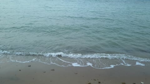 حركة الأمواج في البحر، من أكبر محافظات تبوك من حيث المساحة، مركزاً تجارياً هاماً بعد مكة المكرمة، الموقع على ساحل البحر الأحمر بين مدينتي الوجه وينبع، أملج الساحلية في السعودية،  تصوير درون لمياه البحر في أملج في المملكة العربية السعودية