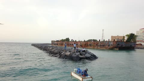 مهنة صيد الأسماك، من أكبر محافظات تبوك من حيث المساحة، مركزاً تجارياً هاماً بعد مكة المكرمة، الموقع على ساحل البحر الأحمر بين مدينتي الوجه وينبع، أملج الساحلية في السعودية،  تصوير درون لمياه البحر في أملج في المملكة العربية السعودية