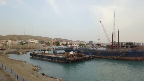 المينا في نقل البضائع، من أكبر محافظات تبوك من حيث المساحة، مركزاً تجارياً هاماً بعد مكة المكرمة، الموقع على ساحل البحر الأحمر بين مدينتي الوجه وينبع، أملج الساحلية في السعودية،  تصوير درون لمياه البحر في أملج في المملكة العربية السعودية