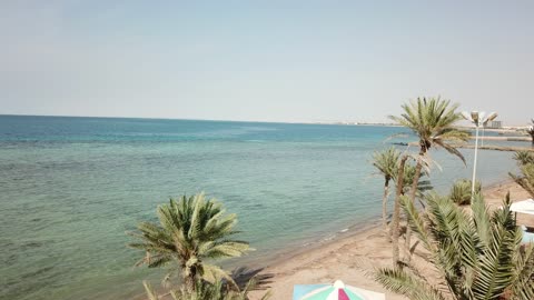 أملج الساحلية في السعودية،المياه الزرقاء الصافية، من أكبر محافظات تبوك من حيث المساحة، مركزاً تجارياً هاماً بعد مكة المكرمة، الموقع على ساحل البحر الأحمر بين مدينتي الوجه وينبع،   تصوير درون لمياه البحر في أملج في المملكة العربية السعودية