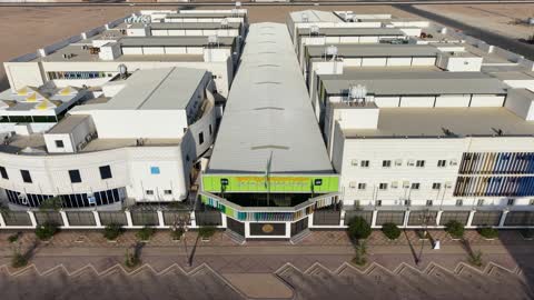 المدارس الأكاديمية المبنية على الطراز الحديث بالمملكة العربية السعودية، الفن الهندسي المعماري في بناء مدرسة متطورة بواجهة ذات تصميم فريد ، تجهيز المباني المدرسية والصفوف بالتجهيزات والمعدات الحديثة، التقسيم المنظم للفصول الدراسية والباحة الواسعة