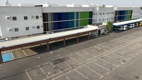 المدارس الأكاديمية المبنية على الطراز الحديث بالمملكة العربية السعودية، الفن الهندسي المعماري في بناء مدرسة متطورة بواجهة ذات تصميم فريد ، تجهيز المباني المدرسية والصفوف بالتجهيزات والمعدات الحديثة، التقسيم المنظم للفصول الدراسية والباحة الواسعة