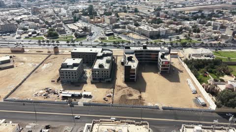 الفن الهندسي المعماري في بناء مدرسة متطورة بواجهة ذات تصميم فريد ، المدارس الأكاديمية المبنية على الطراز الحديث بالمملكة العربية السعودية،  تجهيز المباني المدرسية والصفوف بالتجهيزات والمعدات الحديثة، التقسيم المنظم للفصول الدراسية والباحة الواسعة