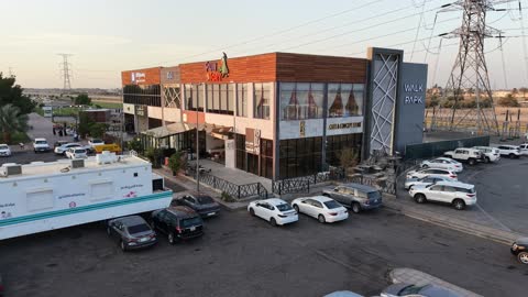 الفن الهندسي المعماري في بناء مدرسة متطورة بواجهة ذات تصميم فريد ، المدارس الأكاديمية المبنية على الطراز الحديث بالمملكة العربية السعودية،  تجهيز المباني المدرسية والصفوف بالتجهيزات والمعدات الحديثة، التقسيم المنظم للفصول الدراسية والباحة الواسعة