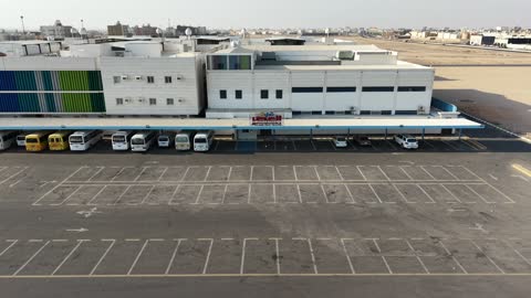 تجهيز المباني المدرسية والصفوف بالتجهيزات والمعدات الحديثة، الفن الهندسي المعماري في بناء مدرسة متطورة بواجهة ذات تصميم فريد ، المدارس الأكاديمية المبنية على الطراز الحديث بالمملكة العربية السعودية،  التقسيم المنظم للفصول الدراسية والباحة الواسعة