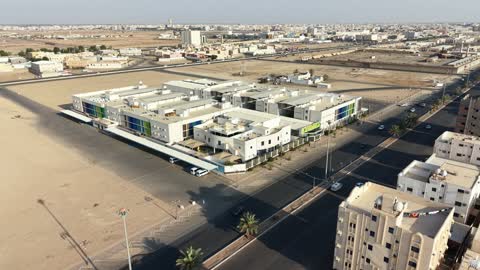 تجهيز المباني المدرسية والصفوف بالتجهيزات والمعدات الحديثة، الفن الهندسي المعماري في بناء مدرسة متطورة بواجهة ذات تصميم فريد ، المدارس الأكاديمية المبنية على الطراز الحديث بالمملكة العربية السعودية،  التقسيم المنظم للفصول الدراسية والباحة الواسعة