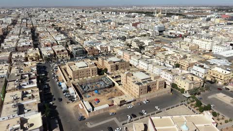 التقسيم المنظم للفصول الدراسية والباحة الواسعة، تجهيز المباني المدرسية والصفوف بالتجهيزات والمعدات الحديثة، الفن الهندسي المعماري في بناء مدرسة متطورة بواجهة ذات تصميم فريد ، المدارس الأكاديمية المبنية على الطراز الحديث بالمملكة العربية السعودية