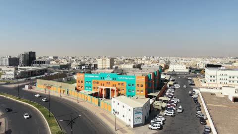 موقع بناء خاص بمدرسة مبنية على الطراز الحديث، تجهيز المباني المدرسية والصفوف بالتجهيزات والمعدات الحديثة، الفن الهندسي المعماري في بناء مدرسة متطورة بواجهة ذات تصميم فريد ، المدارس الأكاديمية المبنية على الطراز الحديث بالمملكة العربية السعودية