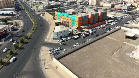 سطح مدرسة مبنية على الطراز الحديث، تجهيز المباني المدرسية والصفوف بالتجهيزات والمعدات الحديثة، الفن الهندسي المعماري في بناء مدرسة متطورة بواجهة ذات تصميم فريد ، المدارس الأكاديمية المبنية على الطراز الحديث بالمملكة العربية السعودية