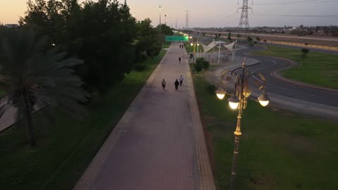 ممشى حديقة الأمير فهد بن سلطان في المملكة العربية السعودية، وجهة رئيسية للرياضة والترفيه في تبوك، مضمار للمشي والجري وركوب الدراجات، مناسب للعائلات والأطفال، ويحتوي على مناطق لعب ومساحات خضراء، كراسي للراحة، دورات مياه عامة، وأجهزة رياضية.