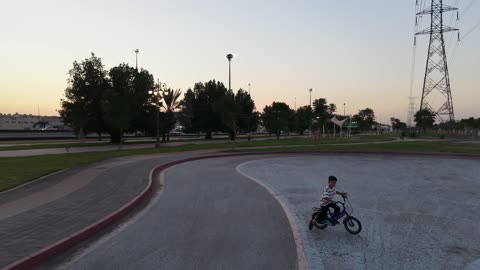 وجهة رئيسية للرياضة والترفيه في تبوك، ممشى حديقة الأمير فهد بن سلطان في المملكة العربية السعودية،  مضمار للمشي والجري وركوب الدراجات، مناسب للعائلات والأطفال، ويحتوي على مناطق لعب ومساحات خضراء، كراسي للراحة، دورات مياه عامة، وأجهزة رياضية.