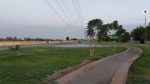 مضمار للمشي والجري وركوب الدراجات، وجهة رئيسية للرياضة والترفيه في تبوك، ممشى حديقة الأمير فهد بن سلطان في المملكة العربية السعودية، مناسب للعائلات والأطفال، ويحتوي على مناطق لعب ومساحات خضراء، كراسي للراحة، دورات مياه عامة، وأجهزة رياضية.