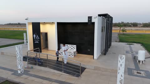 كراسي للراحة، دورات مياه عامة، وأجهزة رياضية، مضمار للمشي والجري وركوب الدراجات، وجهة رئيسية للرياضة والترفيه في تبوك، ممشى حديقة الأمير فهد بن سلطان في المملكة العربية السعودية، مناسب للعائلات والأطفال، ويحتوي على مناطق لعب ومساحات خضراء.