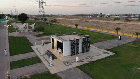 كراسي للراحة، دورات مياه عامة، وأجهزة رياضية، مضمار للمشي والجري وركوب الدراجات، وجهة رئيسية للرياضة والترفيه في تبوك، ممشى حديقة الأمير فهد بن سلطان في المملكة العربية السعودية، مناسب للعائلات والأطفال، ويحتوي على مناطق لعب ومساحات خضراء.