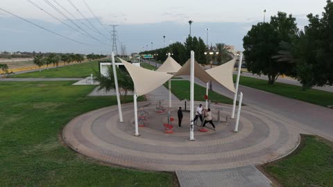 يحتوي على مناطق لعب ومساحات خضراء، كراسي للراحة، دورات مياه عامة، وأجهزة رياضية، مضمار للمشي والجري وركوب الدراجات، وجهة رئيسية للرياضة والترفيه في تبوك، ممشى حديقة الأمير فهد بن سلطان في المملكة العربية السعودية، مناسب للعائلات والأطفال.