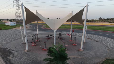 أجهزة رياضية، دورات مياه عامة، وكراسي للراحة، يحتوي على مناطق لعب ومساحات خضراء، مضمار للمشي والجري وركوب الدراجات، وجهة رئيسية للرياضة والترفيه في تبوك، ممشى حديقة الأمير فهد بن سلطان في المملكة العربية السعودية، مناسب للعائلات والأطفال.