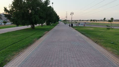 مناسب للعائلات والأطفال ، أجهزة رياضية، دورات مياه عامة، وكراسي للراحة، يحتوي على مناطق لعب ومساحات خضراء، مضمار للمشي والجري وركوب الدراجات، وجهة رئيسية للرياضة والترفيه في تبوك، ممشى حديقة الأمير فهد بن سلطان في المملكة العربية السعودية.