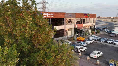 كراج للسيارت في الممشى ، أجهزة رياضية، دورات مياه عامة، وكراسي للراحة، يحتوي على مناطق لعب ومساحات خضراء، مضمار للمشي والجري وركوب الدراجات، وجهة رئيسية للرياضة والترفيه في تبوك، ممشى حديقة الأمير فهد بن سلطان في المملكة العربية السعودية.