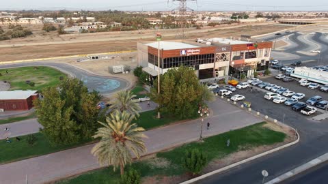 كراج للسيارت في الممشى ، أجهزة رياضية، دورات مياه عامة، وكراسي للراحة، يحتوي على مناطق لعب ومساحات خضراء، مضمار للمشي والجري وركوب الدراجات، وجهة رئيسية للرياضة والترفيه في تبوك، ممشى حديقة الأمير فهد بن سلطان في المملكة العربية السعودية.