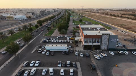 مصف للسيارت في الممشى ، أجهزة رياضية، دورات مياه عامة، وكراسي للراحة، يحتوي على مناطق لعب ومساحات خضراء، مضمار للمشي والجري وركوب الدراجات، وجهة رئيسية للرياضة والترفيه في تبوك، ممشى حديقة الأمير فهد بن سلطان في المملكة العربية السعودية.