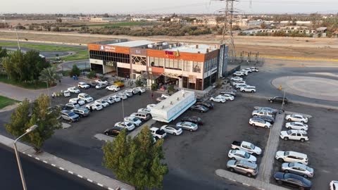 مصف للسيارت في الممشى ، أجهزة رياضية، دورات مياه عامة، وكراسي للراحة، يحتوي على مناطق لعب ومساحات خضراء، مضمار للمشي والجري وركوب الدراجات، وجهة رئيسية للرياضة والترفيه في تبوك، ممشى حديقة الأمير فهد بن سلطان في المملكة العربية السعودية.