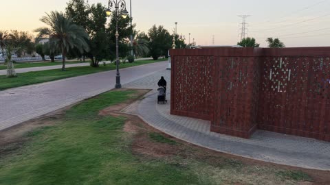 مصلى صغير في الممشى ، أجهزة رياضية، دورات مياه عامة، وكراسي للراحة، يحتوي على مناطق لعب ومساحات خضراء، مضمار للمشي والجري وركوب الدراجات، وجهة رئيسية للرياضة والترفيه في تبوك، ممشى حديقة الأمير فهد بن سلطان في المملكة العربية السعودية.