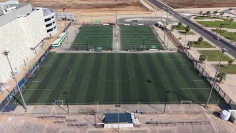 ملاعب و أندية رياضية,  استاد لكرة القدم في المملكة العربية السعودية،مكان للتدريب والأنشطة الترفيهية، ممارسة هواية رياضة كره القدم، ملعب كرة قدم عشب اخضر النادي الاهلي السعودي، التمارين والتدريبات الرياضية.