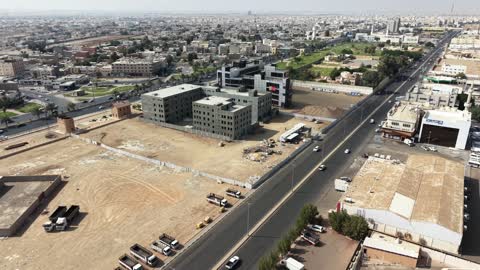 التطور المعماري والحضاري في المملكة العربية السعودية، تشييد المباني والمشاريع الضخمة، مفهوم تحسين البنية التحتية للبلاد في مدينة الرياض، أعمال بناء ومقاولات وتطوير عقاري، إنشاء الأساسات والهياكل للمشروعات السكنية والمصانع