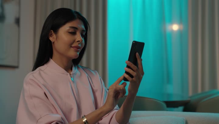 الدردشة عبر الانترنت, التواصل مع الأهل والأصدقاء عبر الجوال, مشاركة الأخباروالأحاديث الجيدة, أمرأة عربيه خليجيه سعودية ترتدي الزى الكاجوال تستخدم الهاتف المحمول