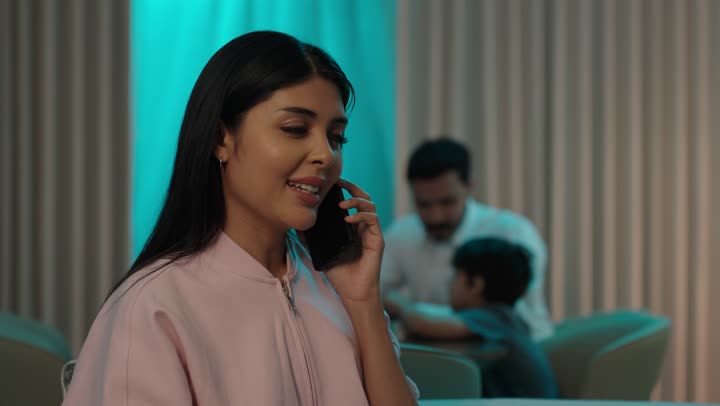 التواصل مع الأصدقاء والأهل، إجراء اتصال هاتفي عبر الجوال, مشاركة الأخباروالأحاديث الجيدة, أمرأة عربيه خليجيه سعودية ترتدي الزى الكاجوال تستخدم الهاتف المحمول