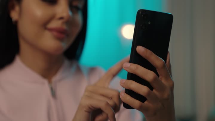 التواصل مع الأهل والأصدقاء عبرالجوال، أمرأة عربيه خليجيه سعودية ترتدي الزى الكاجوال تقوم باستخدام الهاتف، التسوق الالكتروني عبرالأونلاين، إنجاز المهام عن بعد، استخدام الأجهزة والتقنيات الحديثة والمتطورة