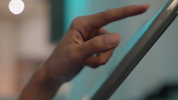 استخدام الأجهزة التقنية الحديثة، يد أمرأة عربيه خليجيه سعودية تقوم بالنقر على الهاتف، إنجاز المهام عن بعد، التواصل مع الأهل والأصدقاء عبرالجوال