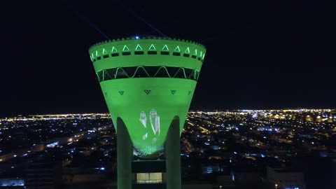 برج تبوك في السعودية, أحد أبرز المعالم المعمارية والسياحية في مدينة تبوك في المملكة العربية السعودية، تصوير درون جوية لبرج تبوك في وقت الليل، جمال السعودية, معالم مدينة تبوك, معلم سياحي في السعودية, السياحة السعودية،  يُستخدم قديماً لحفظ وتبريد المياه.