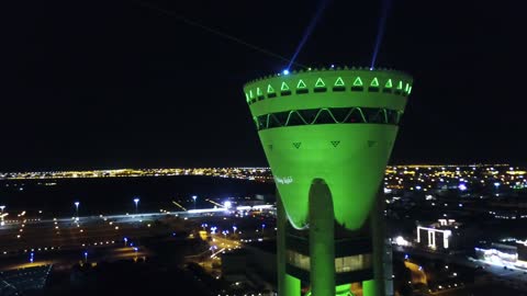 برج تبوك في السعودية, أحد أبرز المعالم المعمارية والسياحية في مدينة تبوك في المملكة العربية السعودية، تصوير درون جوية لبرج تبوك في وقت الليل، جمال السعودية, معالم مدينة تبوك, معلم سياحي في السعودية, السياحة السعودية،  يُستخدم قديماً لحفظ وتبريد المياه.