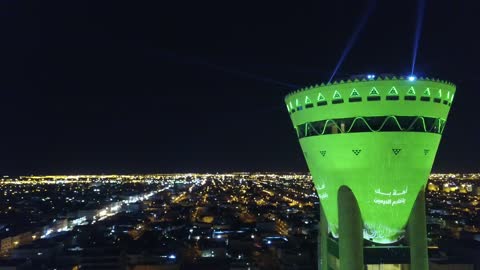 معالم مدينة تبوك,  برج تبوك في السعودية, أحد أبرز المعالم المعمارية والسياحية في مدينة تبوك في المملكة العربية السعودية، تصوير درون جوية لبرج تبوك في وقت الليل، جمال السعودية, معلم سياحي في السعودية, السياحة السعودية، يُستخدم قديماً لحفظ وتبريد المياه.