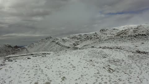 موقع أثري جغرافي متميز، سلسلة جبال اللوز في منطقة تروجينا تكسوها الثلوج، جبال منحوتة وتشكيلات جبلية في مدينة تبوك، معالم حضارية سياحية في المملكة العربية السعودية، تصوير درون جوي للتكوينات الصخرية في قرية بجدة نيوم غرب المملكة العربية السعودية