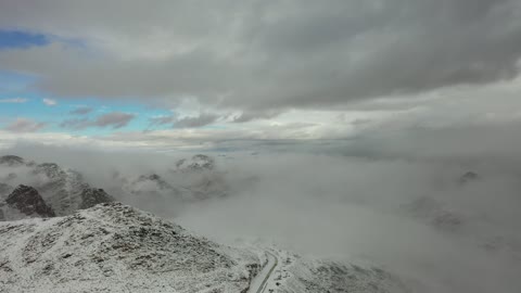 أجواء شتوية،  سلسلة جبال اللوز في منطقة تروجينا تكسوها الثلوج، جبال منحوتة وتشكيلات جبلية في مدينة تبوك، معالم حضارية سياحية في المملكة العربية السعودية،  تساقط الثلوج، منخفض جوي، تصوير درون جوي للتكوينات الصخرية في قرية بجدة نيوم غرب المملكة العربية السعودية