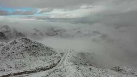 معالم حضارية سياحية في المملكة العربية السعودية،  تساقط الثلوج، منخفض جوي، أجواء شتوية، سلسلة جبال اللوز في منطقة تروجينا تكسوها الثلوج، تصوير درون جوي للتكوينات الصخرية في قرية بجدة نيوم غرب المملكة العربية السعودية، جبال منحوتة وتشكيلات جبلية في مدينة تبوك